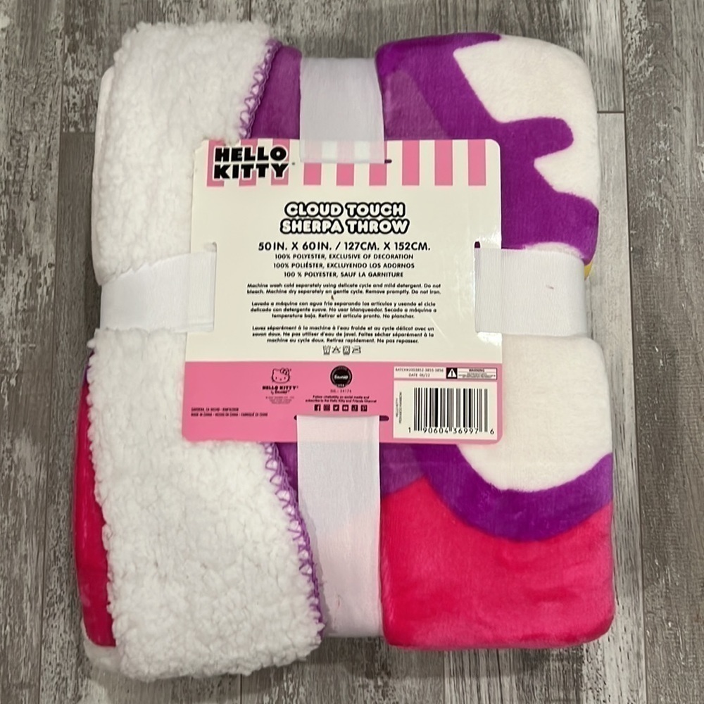 Hello Kitty Sherpa Throw 50x60 - Picture 5 of 6